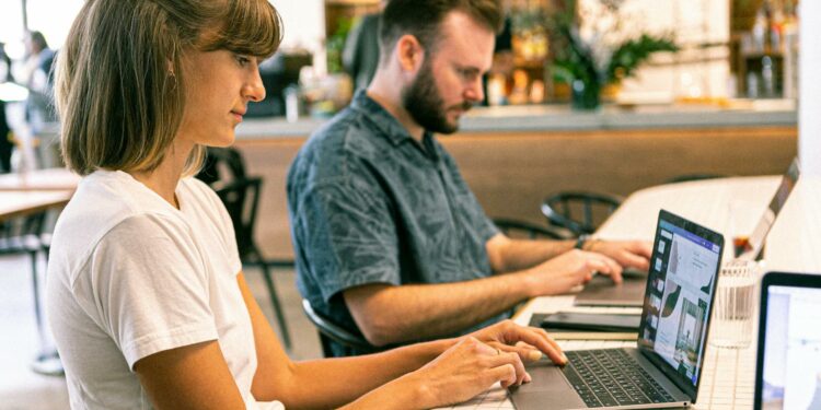 Digital nomad travaillant à Bali - coworking et style de vie nomade