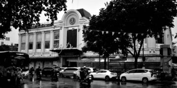 Monochrome street scene with building and cars