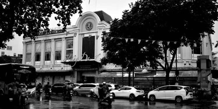 Monochrome street scene with building and cars