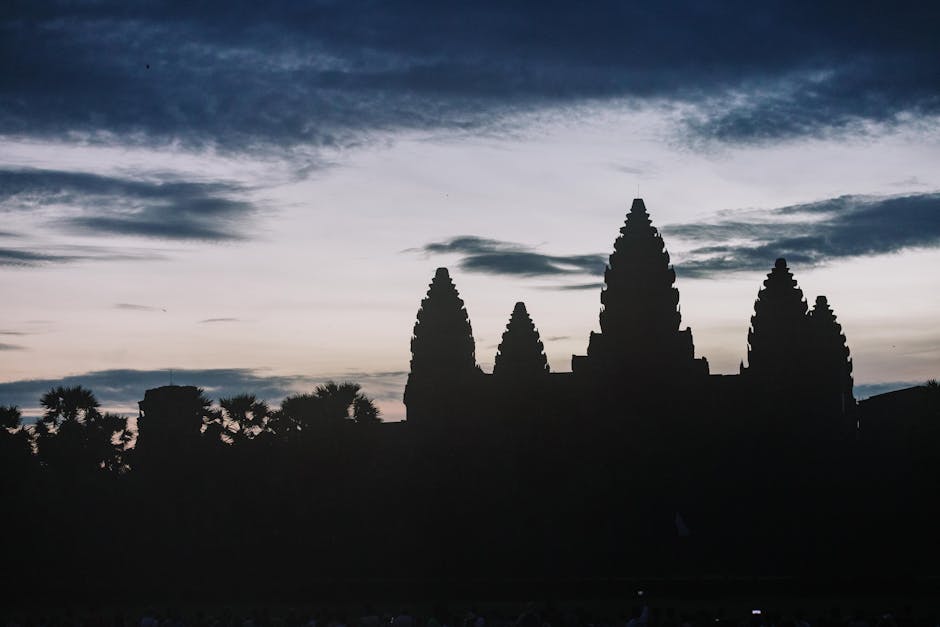 Temple d'Angkor Wat au lever du soleil avec reflet dans l'eau, Cambodge