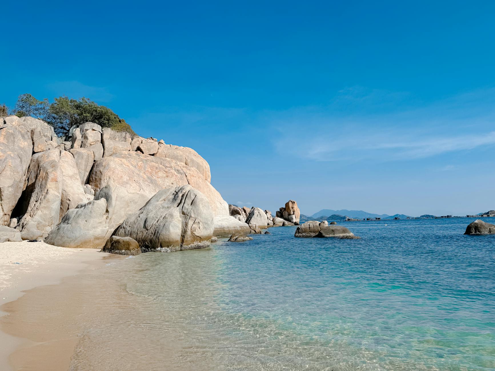 Plage tropicale aux eaux cristallines en Asie du Sud-Est avec sable blanc