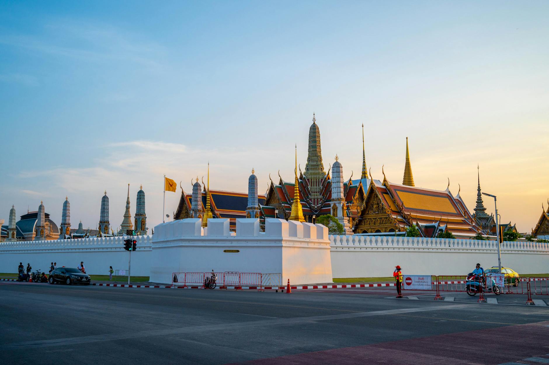 Temple bouddhiste doré à Bangkok avec ciel bleu, architecture thaïlandaise traditionnelle