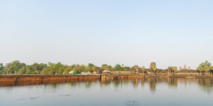Vue panoramique du temple Angkor Wat à Siem Reap au Cambodge - comparatif Cambodge vs Laos