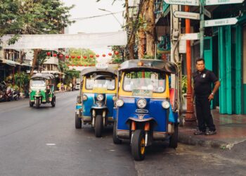 Tuk-tuk dans les rues de Bangkok en Thaïlande - guide eSIM Thaïlande