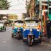 Tuk-tuk dans les rues de Bangkok en Thaïlande - guide eSIM Thaïlande