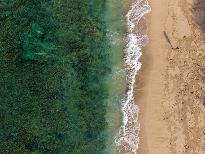 Plage des îles Gili avec eau turquoise et bateaux traditionnels en Indonésie