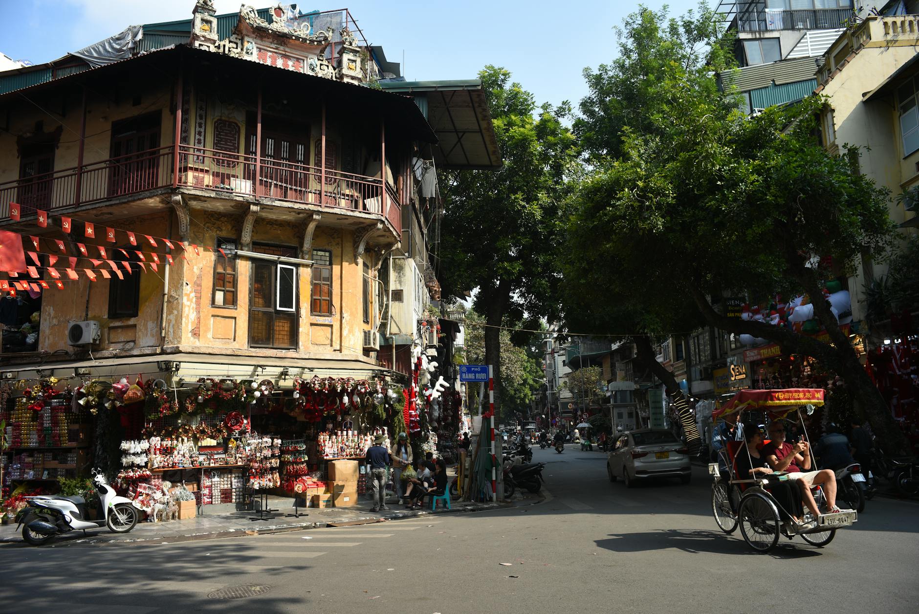 Rue animée du vieux quartier de Hanoï au Vietnam avec motos et commerces