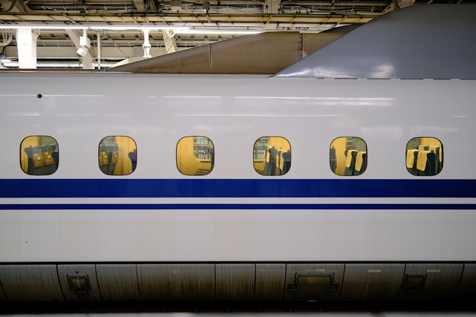 Shinkansen (train à grande vitesse) à quai dans une gare japonaise
