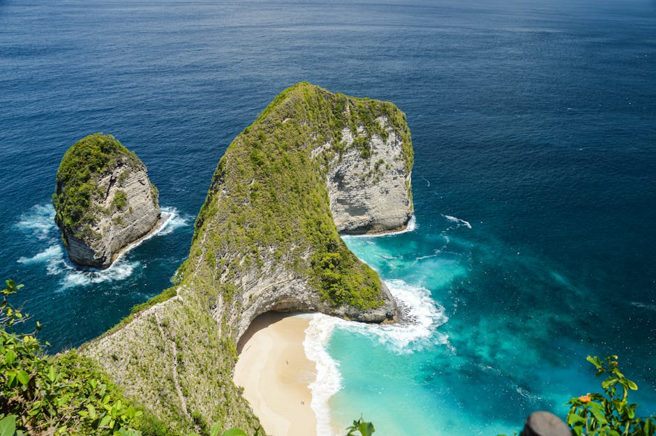 Plage de Kelingking à Nusa Penida, falaises spectaculaires surplombant l'océan turquoise