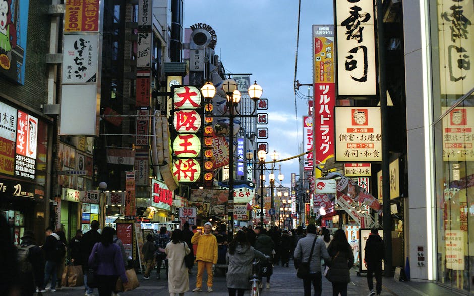Rue animée de Dotonbori à Osaka avec néons et street food japonaise