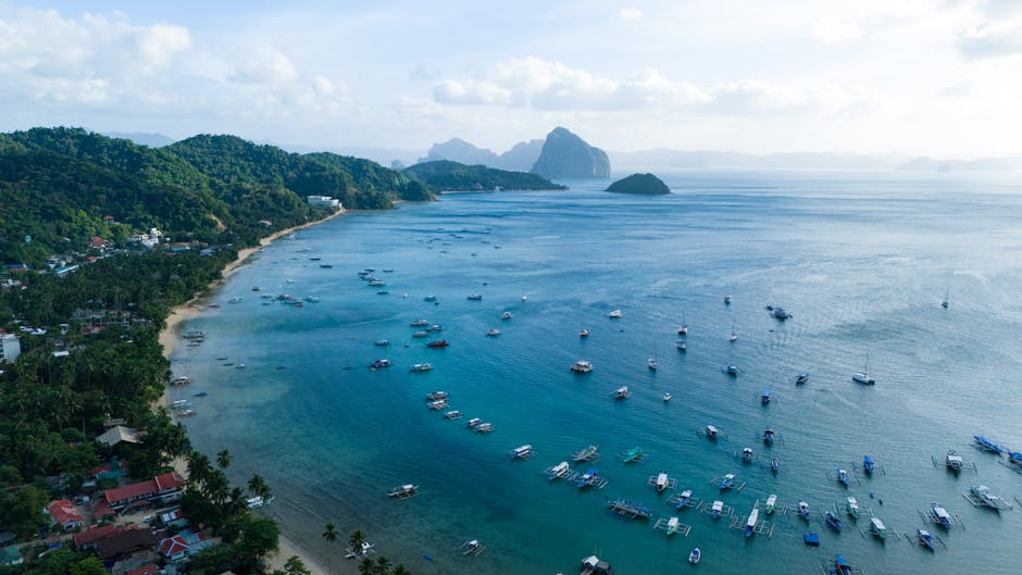 Lagon secret d'El Nido à Palawan avec bateaux traditionnels et falaises calcaires