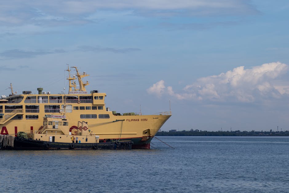 Ferry inter-îles aux Philippines navigant entre les îles tropicales