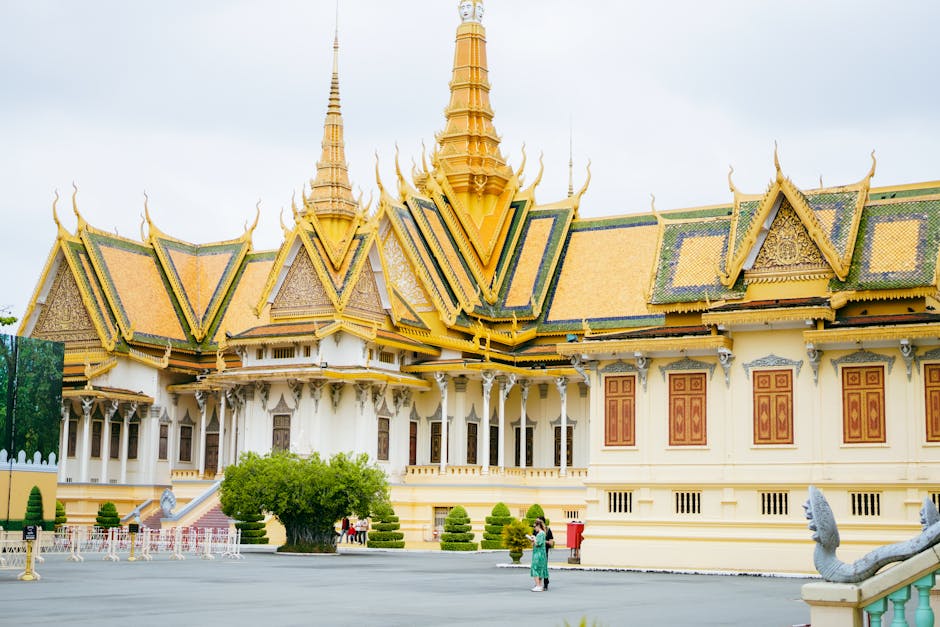 Palais Royal de Phnom Penh avec sa toiture dorée et ses jardins, Cambodge