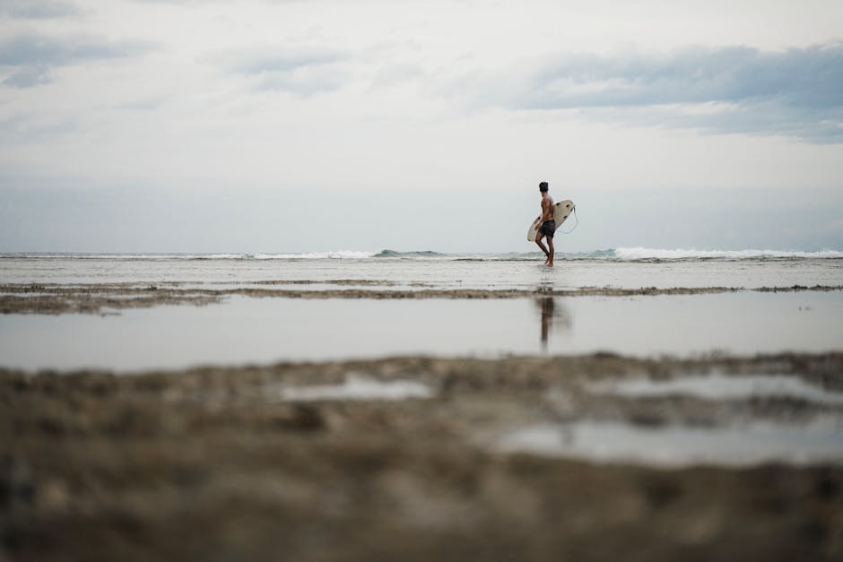 Surfeur sur les vagues de Siargao, capitale du surf aux Philippines