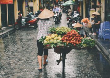 Marché de rue animé à Hanoï au Vietnam - guide eSIM voyage Vietnam