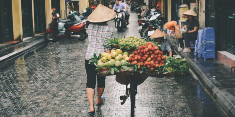 Marché de rue animé à Hanoï au Vietnam - guide eSIM voyage Vietnam