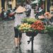 Marché de rue animé à Hanoï au Vietnam - guide eSIM voyage Vietnam