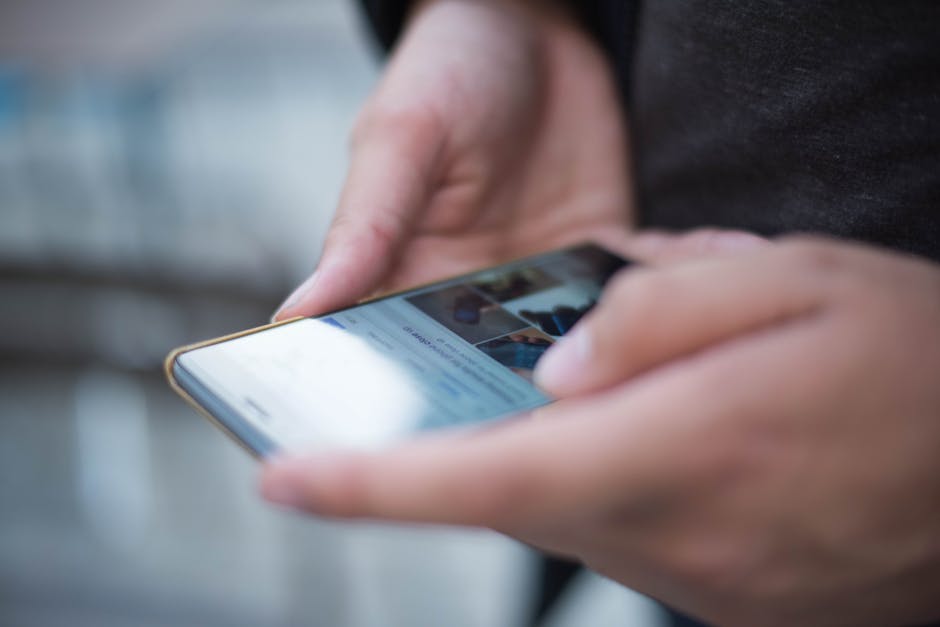 Smartphone connecté en 4G en Thaïlande avec paysage tropical en arrière-plan