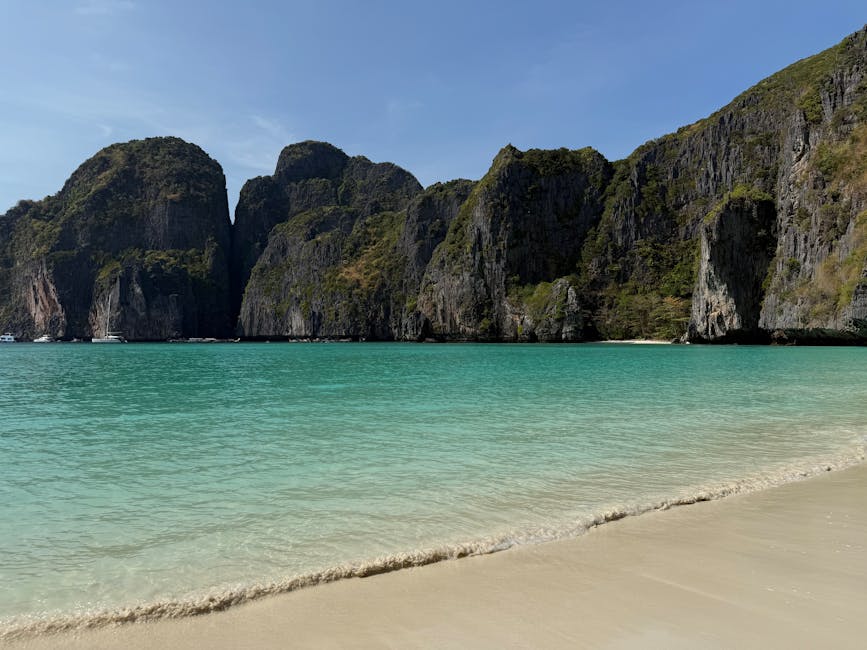 Vue aérienne de Koh Phi Phi en Thaïlande avec eau turquoise et bateaux
