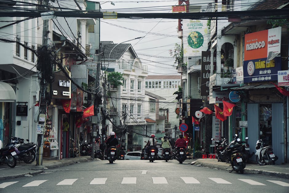 Rue animée de Hanoï au Vietnam avec circulation dense de motos et scooters