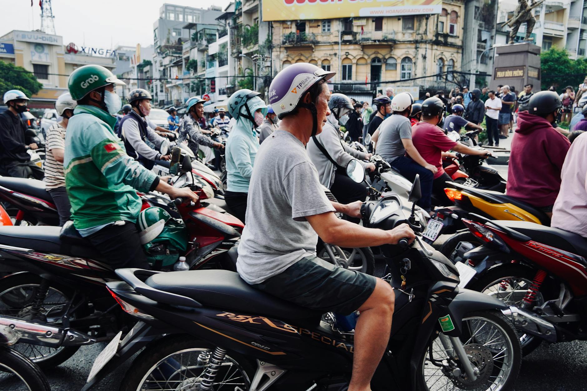 Circulation dense de scooters et motos au Vietnam, vue typique de Hô Chi Minh-Ville