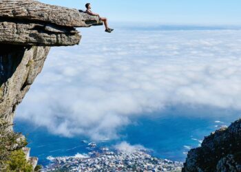 Temple doré en Thaïlande avec ciel bleu - voyage Thaïlande pas cher 2026